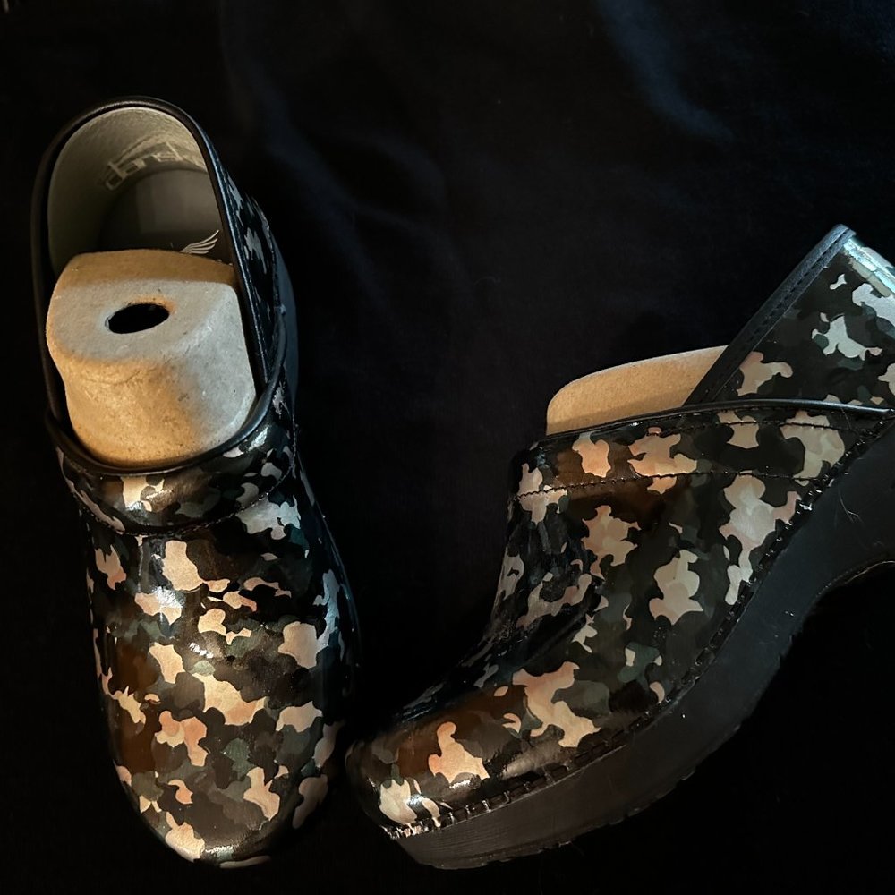 Dansko XP 2.0 Patent Camo clog style shoes- like NEW - worn only for 2 hours
